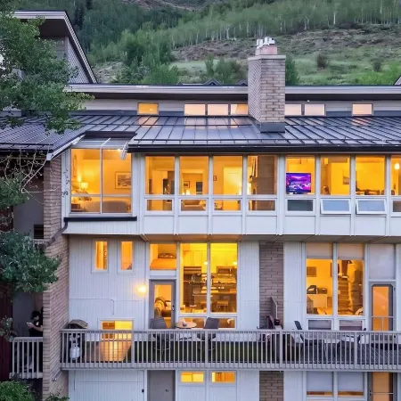Serenity By the Slopes Steps to Trails + Free Bus to Slopes Balcony + Views