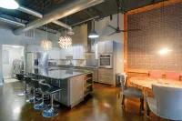 Urban Downtown Roanoke Loft w/ Private Hot Tub - Apartments