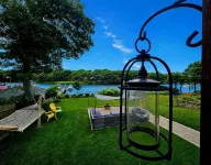 Waterfront. Private Beach, Newly Renovated, Primary Suite, 1st Floor Bedroom - Homestays