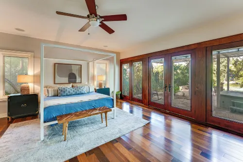 4-Season Boathouse, Hot Tub! Guadalupe River Oasis - parking