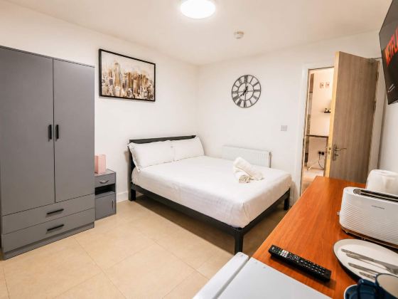 Ground Level Studio Escape with Fast WiFi