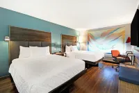 Tru by Hilton Grand Rapids Airport - parking