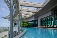 Sheraton Kuching Hotel - สระว่ายน้ำบนดาดฟ้า