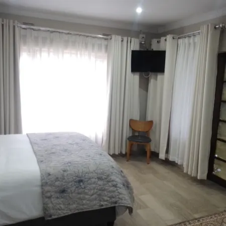 Room-luxurious 6-bedroom House With Priv