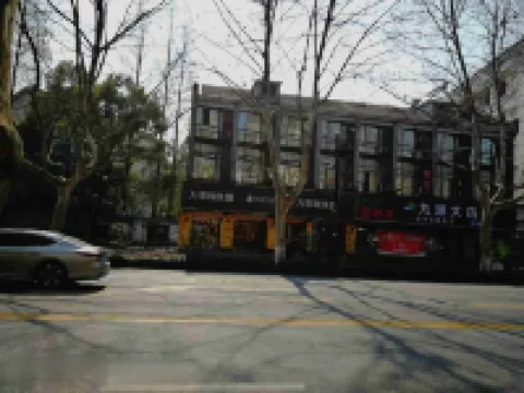 Hangzhou Lakeside Hostel (West Lake Broken Bridge Canxue Branch) Hotels near 白堤