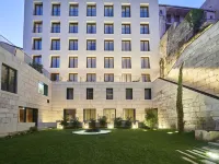 PortoBay Flores Hotels near Praca dos Leoes