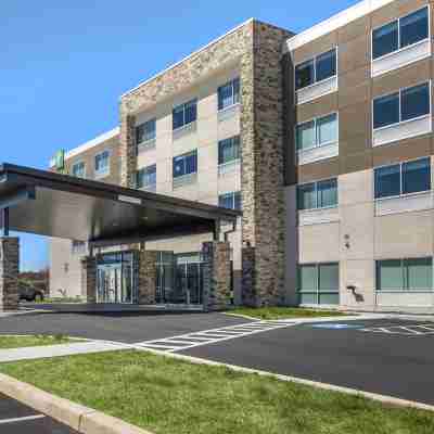Holiday Inn Express & Suites Carlisle Southwest – I-81 Hotel Exterior