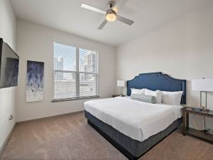 Downtown Location- Parking, Gym, Pool! Modern, Deep Cleaned Apt!