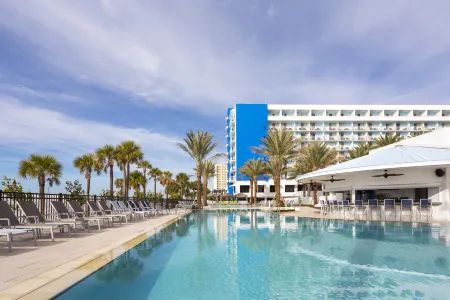 Hilton Clearwater Beach Resort & Spa Отели рядом с достопримечательностью «Клируотер Кантри Клаб»
