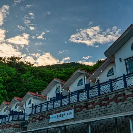 Geojedo Yeocha El Fira Pension Отели рядом с достопримечательностью «Скала Синсондэ»