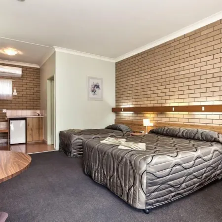 Holbrook Town Centre Motor Inn
