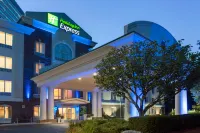 Holiday Inn Express & Suites Tower Center New Brunswick Hotel dekat Rutgers University