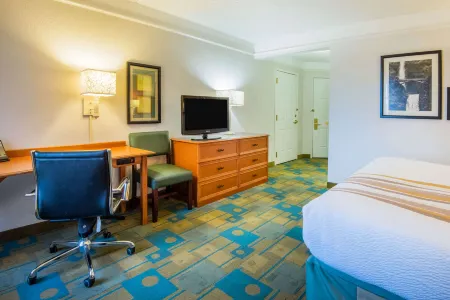 La Quinta Inn & Suites by Wyndham Colorado Springs South AP