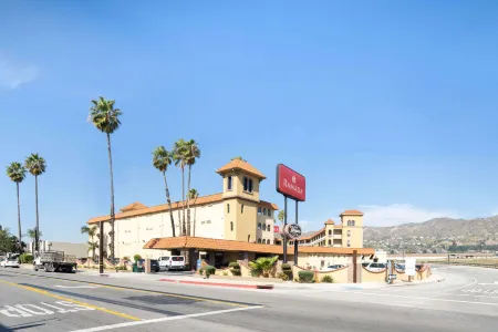 Ramada by Wyndham Burbank Airport Отели рядом с достопримечательностью «Gordon Biersch Brewery Restaurant»