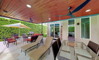 3Br/3ba All En-Suites W Pool and Jacuzzi - Walk to Demuth Park 3 Bedroom Home