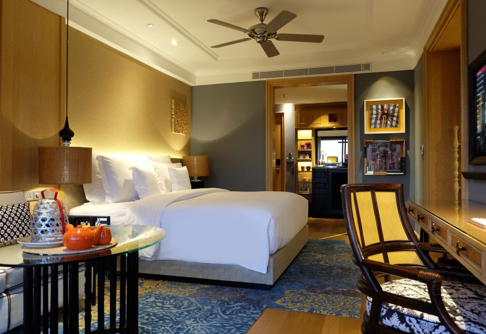 1. Hotel In..