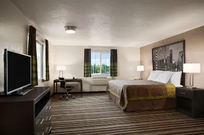 Super 8 by Wyndham Woodburn Hotels near Woodburn Premium Outlets