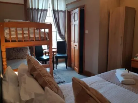 Waterfront Hotel Отели рядом с достопримечательностью «Sea Lark Studio»