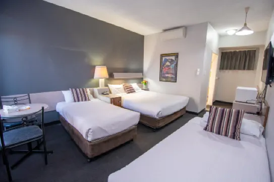 The Mid City Motor Lodge