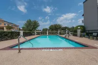 Super 8 by Wyndham Fort Worth Downtown South - parkir