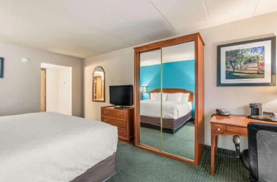 AmericInn & Suites By Wyndham Baraboo Event Center Hotels in Greenfield