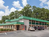 Super 8 by Wyndham Columbia SC / Ft. Jackson Hotel berhampiran Kubu Jackson