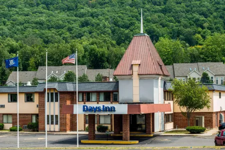 Days Inn by Wyndham Berlin Meriden Отели в г. Берлин