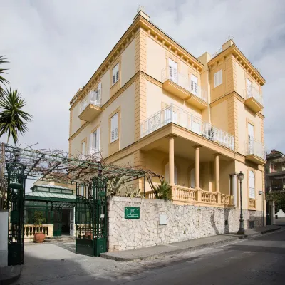 Hotel Crawford Hotel dekat Chiesa di San Prisco e Agnello