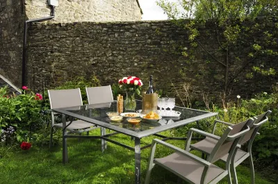Beautiful Old Cottage Sleeps 6 Near Bath Отели рядом с достопримечательностью «The Young Clinic»
