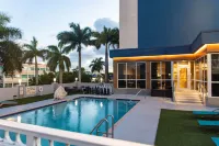 Hampton Inn & Suites Miami-Airport South-Blue Lagoon - Kolam Renang