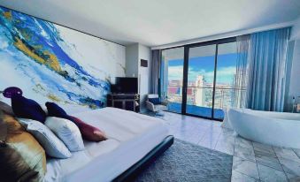 Panoramic Strip Views Open Balcony Free Parking High Floor Sleeps 4