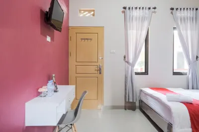 RedDoorz Syariah Near Hajimena Lampung Hotels near Rantau Minyak Resort Candipuro Hill