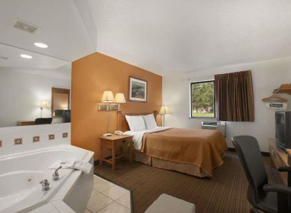 Travelodge by Wyndham Muskegon