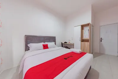 RedDoorz Syariah Plus Near Tugu Bubur Ayam Cianjur Hotels in Pacet