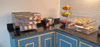 Excellent Inn & Suites - 2-Star