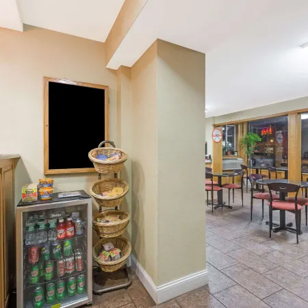 Howard Johnson by Wyndham Hartford South – Rocky Hill Отели рядом с достопримечательностью «Старое здание парламента»