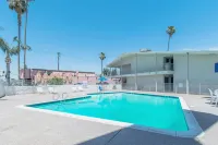 Motel 6 Bakersfield, CA - Central - Pools