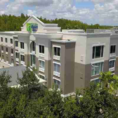 Holiday Inn Express & Suites Tampa-I-75 @ Bruce B. Downs Hotel Exterior