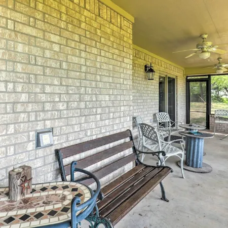 Charming Cameron Farm Retreat ~ 41 Mi to Tamu