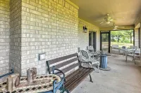 Charming Cameron Farm Retreat ~ 41 Mi to Tamu - parking