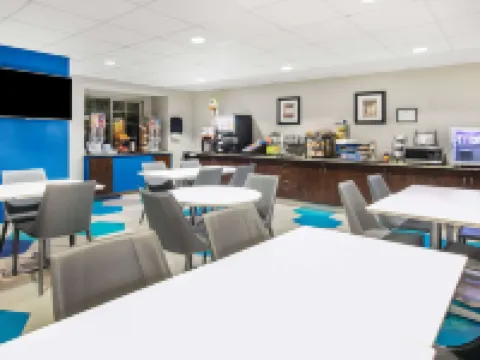 マイクロテル イン & スイーツ バイ ウィンダム オースティン エアポート オースティンのホテル