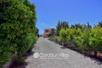 Family Villa Short Walk to Coral Bay Strip (5 Min) and Pub, Shops Etc - Dağ Manzaralı