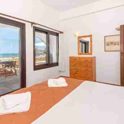 Platanias Beachfront Villa Elsa-90m to Main Square Rooms