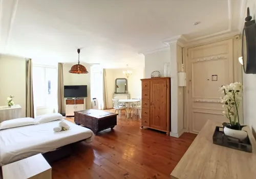 Provencal Style and Large 1 Bedroom Rue Florian