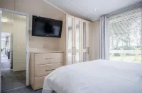 1 Manor Lodge - 3 Bedroom Lodge - Pendine - 2-Star