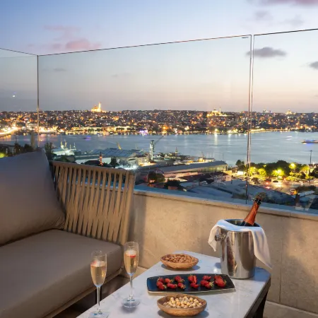 Radisson Blu Hotel, Istanbul Pera Отели рядом с достопримечательностью «Стадион Kasımpaşa»