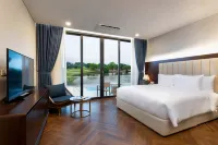 Khu Nghỉ Dưỡng và Biệt Thự Wyndham Sky Lake Các khách sạn ở Nhuận Trạch