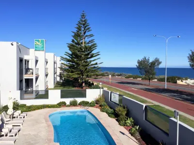 Quality Resort Sorrento Beach Hotel dekat Scarborough Beach