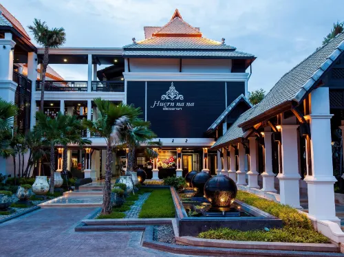 โรงแรมเฮือนนานาบูติค - ที่มีสระว่ายน้ำ