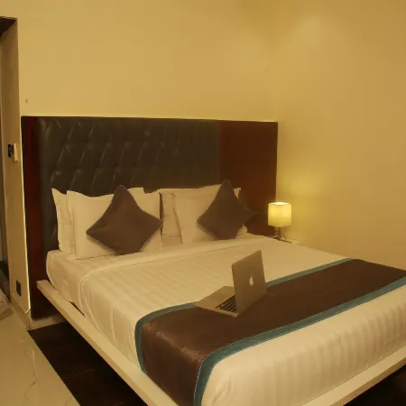 Park Signature Hotels - Royal Benza Отели рядом с достопримечательностью «Храм Канакадурга»